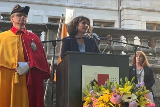 Ελληνίδα δήμαρχος στη Γενεύη: Η Χριστίνα Κίτσος ανέλαβε καθήκοντα με συρτάκι...