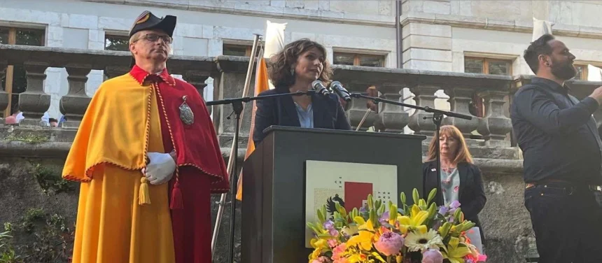Ελληνίδα δήμαρχος στη Γενεύη: Η Χριστίνα Κίτσος ανέλαβε καθήκοντα με συρτάκι...